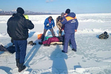 Сотрудники МЧС России эвакуировали сахалинца с переломом ноги со льда