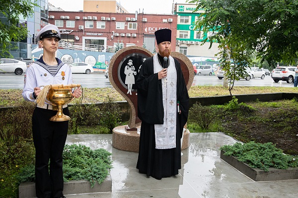 памятник, память, памятник медработникам, ТГМУ, Евгений Шестопалов, Валентин Шуматов, Светлана Морозова