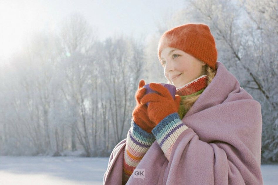 Одеваетесь ли тепло. Закутаться в шарф. Укутаться шарфом. Девушка в теплой одежде. Люди в теплой одежде зимой.