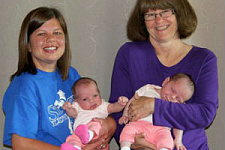 Американка родила себе внучек-близнецов