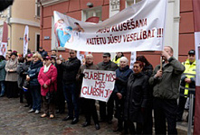 Латвийские врачи вышли на митинг против низких зарплат