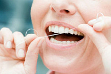 Медицинские мифы: зачем нам нить для чистки зубов?