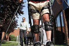 Экзоскелет позволил парализованным пациентам стоять и даже ходить