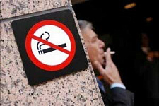 Онищенко предложил запретить курить на остановках транспорта