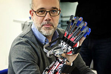 Ученые разработали перчатку-робота для перенесших инсульт пациентов