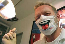 Британского стоматолога вывесили на "доску позора" как самого грубого врача