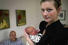 Впервые в мире женщина родила ребенка после пересадки яичников