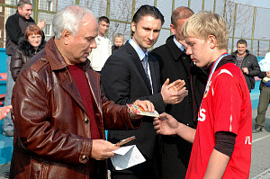Валерий Семёнов и Александр Монастырёв на награждении победителей  футбольного турнира памяти Н.Н.Дубинина
