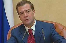 Медведев поручил составить перечень педиатрических лекарств и медтехники