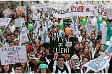 Французские врачи вышли на митинг против реформы здравоохранения 