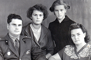 Семья врачей Лопатиных - Анатолий Иванович, Зинаида Ивановна и их дочери Альбина и Нина