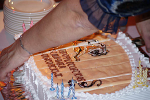 В завершение юбилейного праздника были задуты свечи на праздничном торте. 