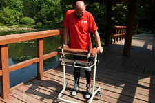Врачам впервые в истории удалось поставить на ноги парализованного человека