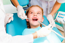 Стоит ли пломбировать молочные зубы детям?