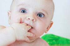 Молочный зуб в ухе ребенка подмочил репутацию зубной феи