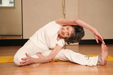 93-летняя преподавательница йоги(видео)