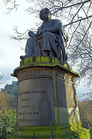 Памятник Симпсону в Эдинбурге