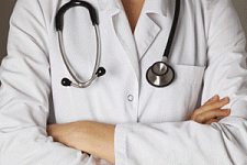 Эксперты увидели угрозу инфекции белых халатов врачей