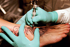 Из-за моды на татуировки резко сокращается число доноров крови