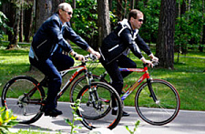 Путин покатался на велосипеде Медведева