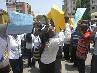 В Кении за участие в забастовке уволили 25 тысяч медсестер (видео)