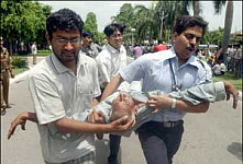 Избитые полицией индийские врачи объявили бессрочную забастовку