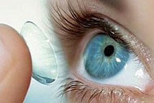 Ношение контактных линз меняет микрофлору глаз