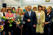 Глава Владивостока вручил медицинским работникам премии